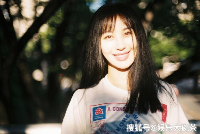 李菲儿演绎时尚新发型，美照来袭，展现活力风采！